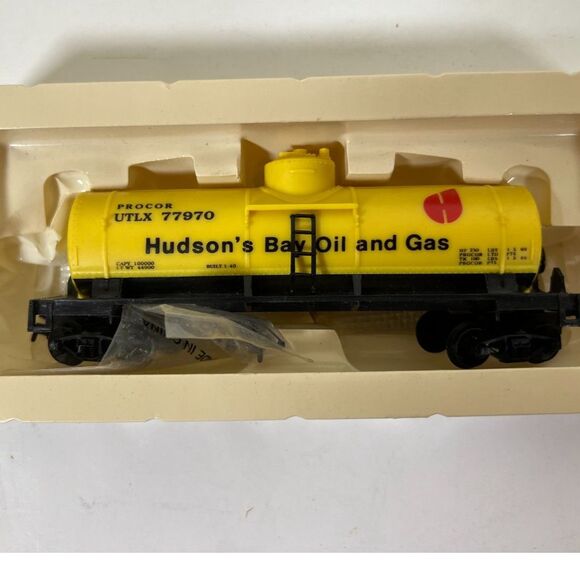 Life-Like HO Scale Model Trank Car - Hudson's Bay Oil and Gas UTLX 77970. - Picture 3 of 3